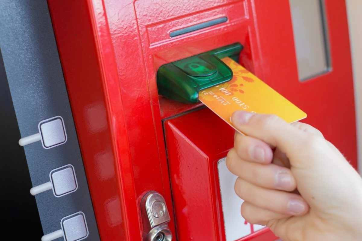 Occhio ai prelievi: perché il Fisco monitora chi ritira troppi contanti al bancomat