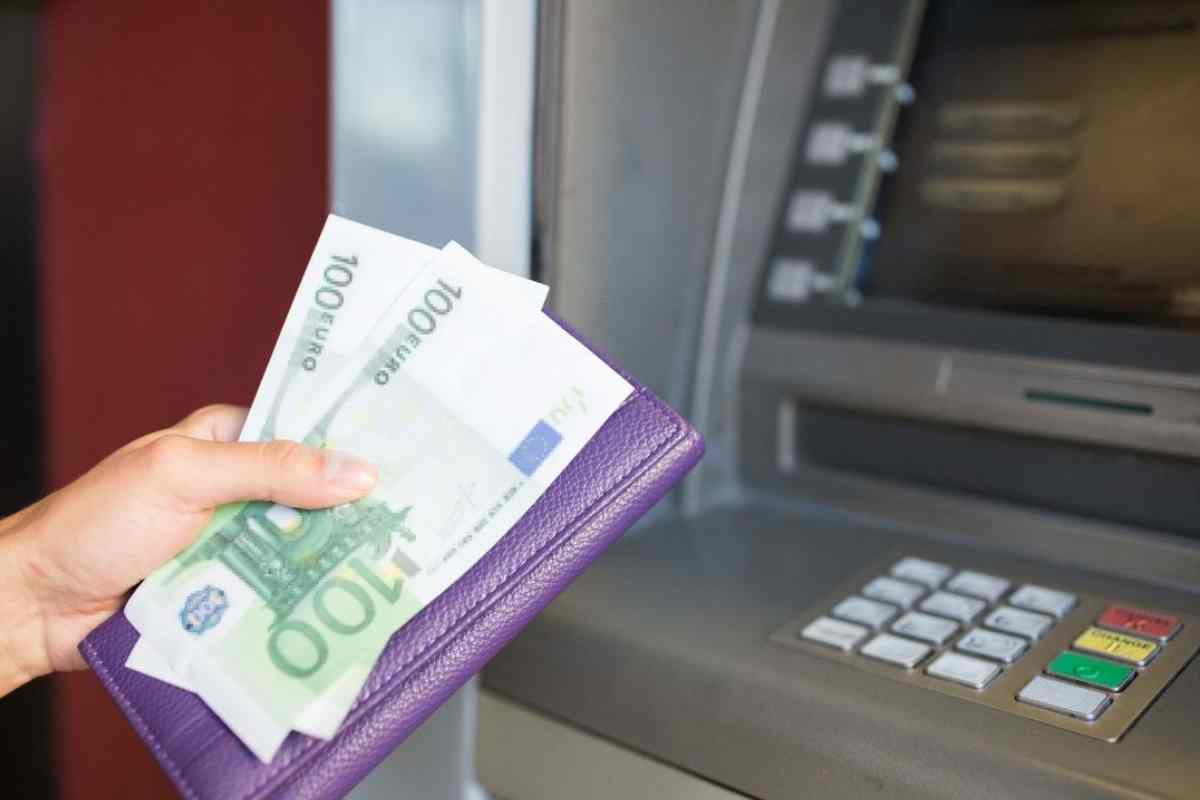 Occhio ai prelievi: perché il Fisco monitora chi ritira troppi contanti al bancomat