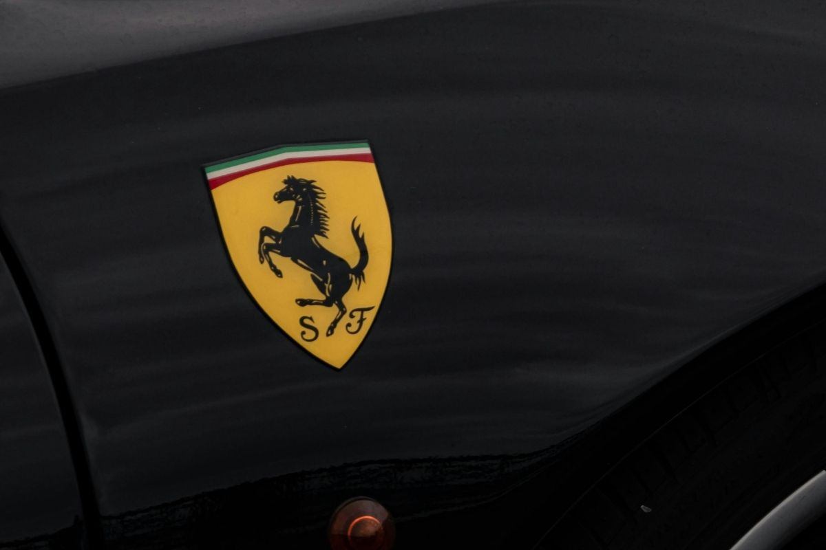 Deriso per il suo sogno di avere una Ferrari: quando torna in concessionaria umilia tutti